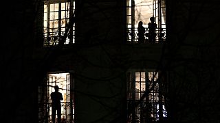 Fransa her akşam saat 8’de koronavirüse karşı pencerelerde