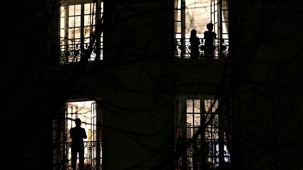 Fransa her akşam saat 8’de koronavirüse karşı pencerelerde Fransa her akşam saat 8’de koronavirüse karşı pencerelerde