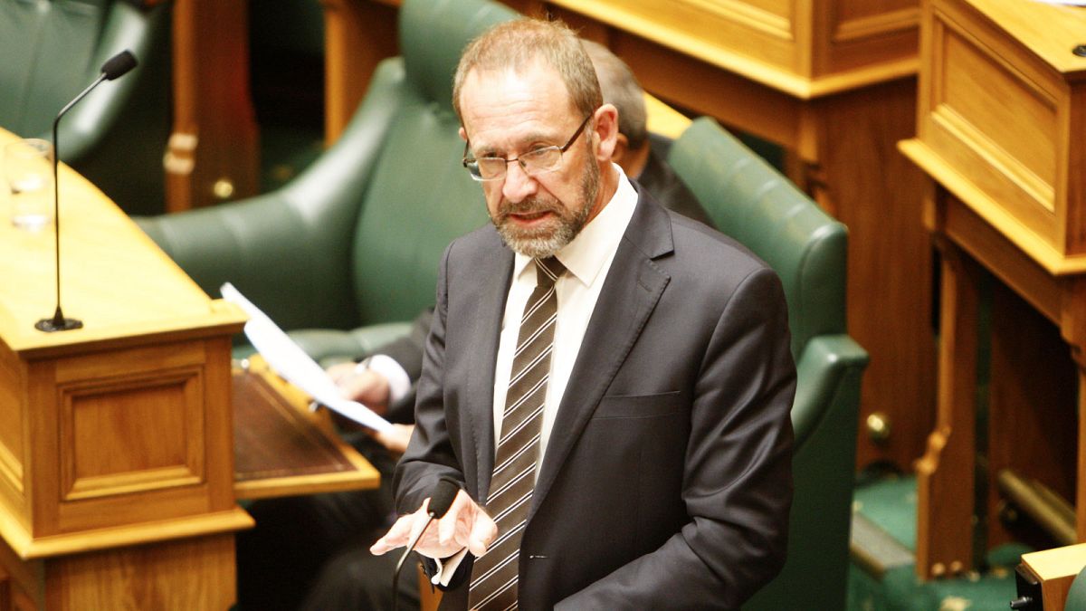 Le ministre néo-zélandais de la Justice  Andrew Little parle pendant le vote sur la dépénalisation de l'avortement, le 18 mars 2020.