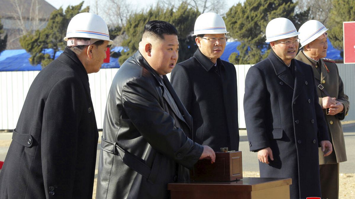 Észak-Korea vezetője, Kim Dzsongun az új phenjani kórház alapkőletételénél