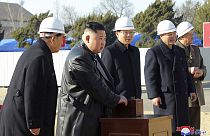 Észak-Korea vezetője, Kim Dzsongun az új phenjani kórház alapkőletételénél