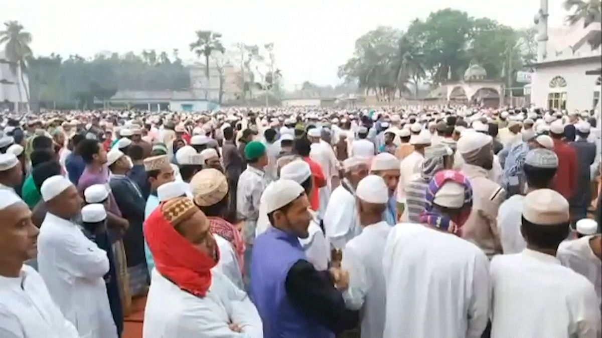 Bagladeş'de on binlerce insan ülkeyi koronavirüsten korumak için toplu dua etti