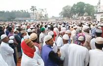 Bagladeş'de on binlerce insan ülkeyi koronavirüsten korumak için toplu dua etti