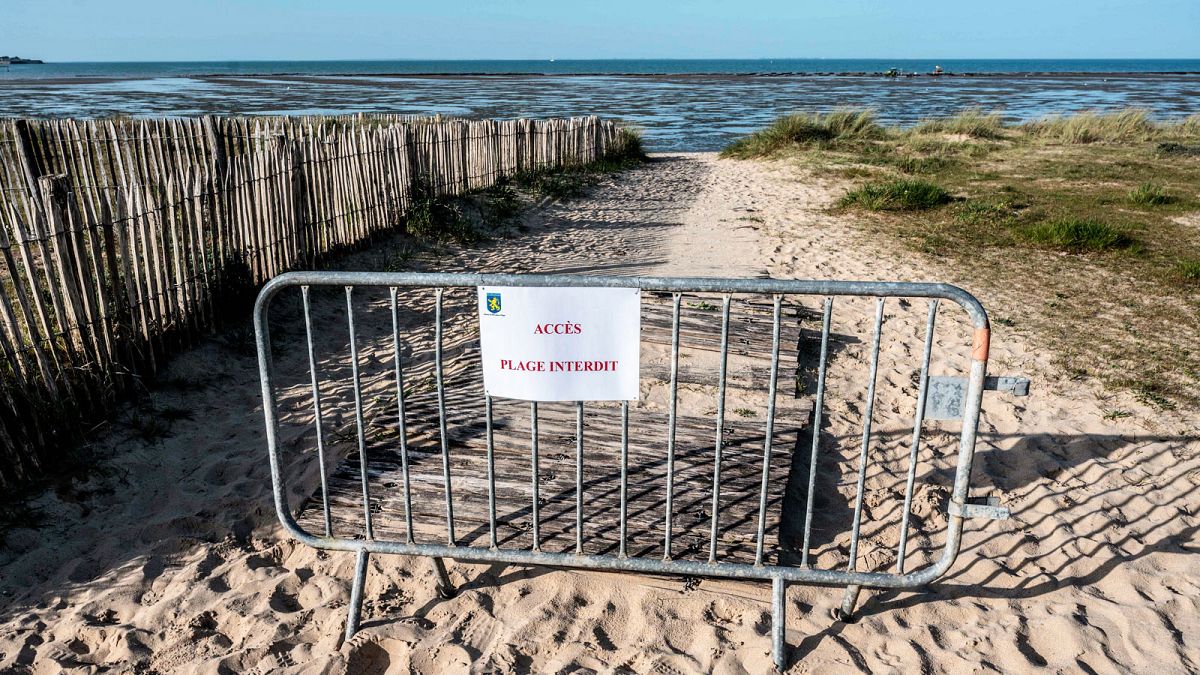 Barrière interdisant l'accès à une plage de l'île de Ré, dans le département français de Charente-Maritime, le 18 mars 2020. 