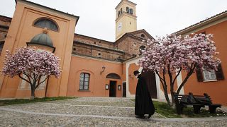 Egy pap sétál maszkban az olaszországi Codognóban