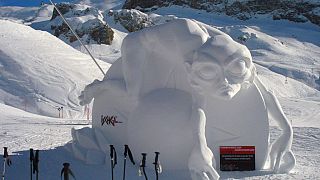 نحت جليدي من عمل النحات الإيطالي إيفو بيازا ورين كاسلاتير "فشل الأرض" في منتجع إيشغل للتزلج على الجليد في النمسا 17/01/2009