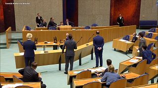 وزیر بهداشت هلند در جلسه پارلمان درباره کرونا از خستگی غش کرد