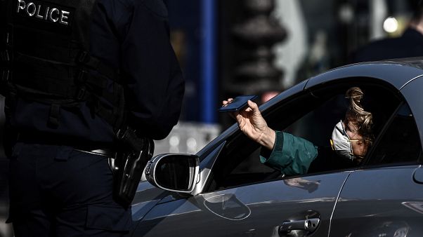 A police officer controls a man in Paris on March 19, 2020. (Photo by PHILIPPE LOPEZ / AFP) A police officer controls a man in Paris on March 19, 2020. (Photo by PHILIPPE LOPEZ / AFP)