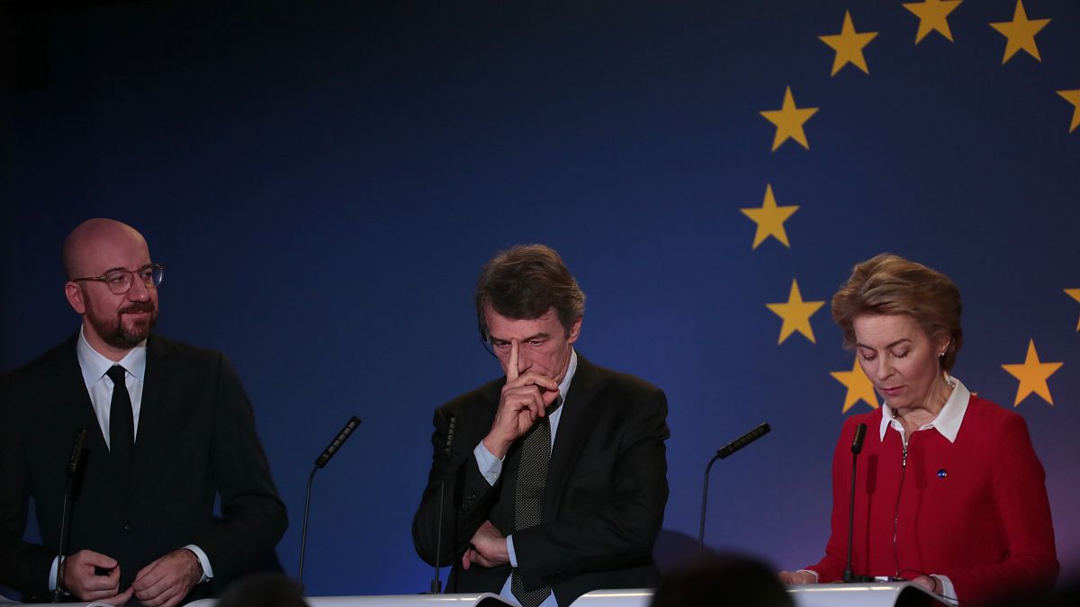 زعماء المؤسسات الأوروبية الثلاث، أورسولا فون دير لاين (المفوضية)، دافيد ساسولي (البرلمان) وشارل ميشال (المجلس) 