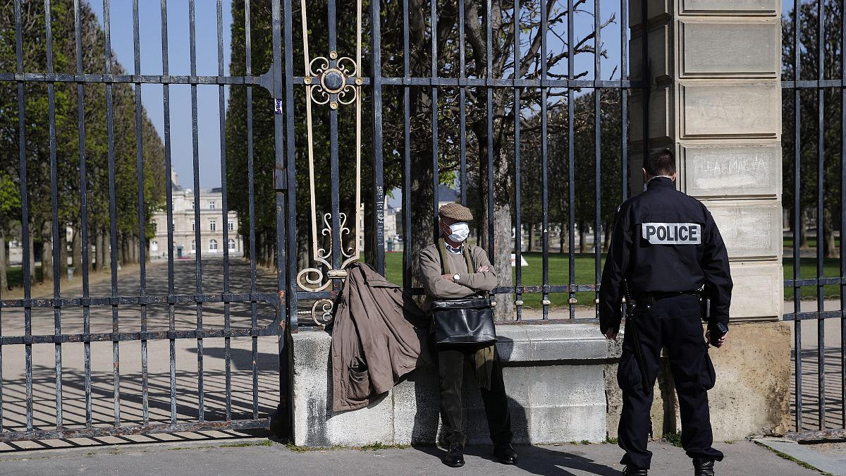 عنصر من الشرطة ورجل في العاصمة الفرنسية باريس 