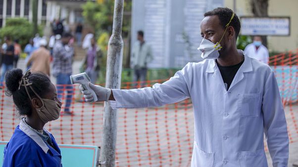 Etiyopya'nın başkenti Addis Ababa'da koronavirüs kontrolü yapan bir sağlık görevlisi Etiyopya'nın başkenti Addis Ababa'da koronavirüs kontrolü yapan bir sağlık görevlisi