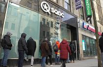 Kanadalılar, Covid-19 önlemlerine karşı esrar mağazaları önünde kuyruk oluşturuyor