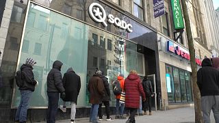 Kanadalılar, Covid-19 önlemlerine karşı esrar mağazaları önünde kuyruk oluşturuyor