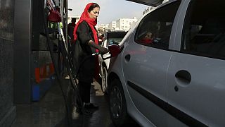 سقوط قیمت جهانی نفت؛ چالش جدید دولت ایران: گران‌فروشی یا آزادسازی بنزین؟