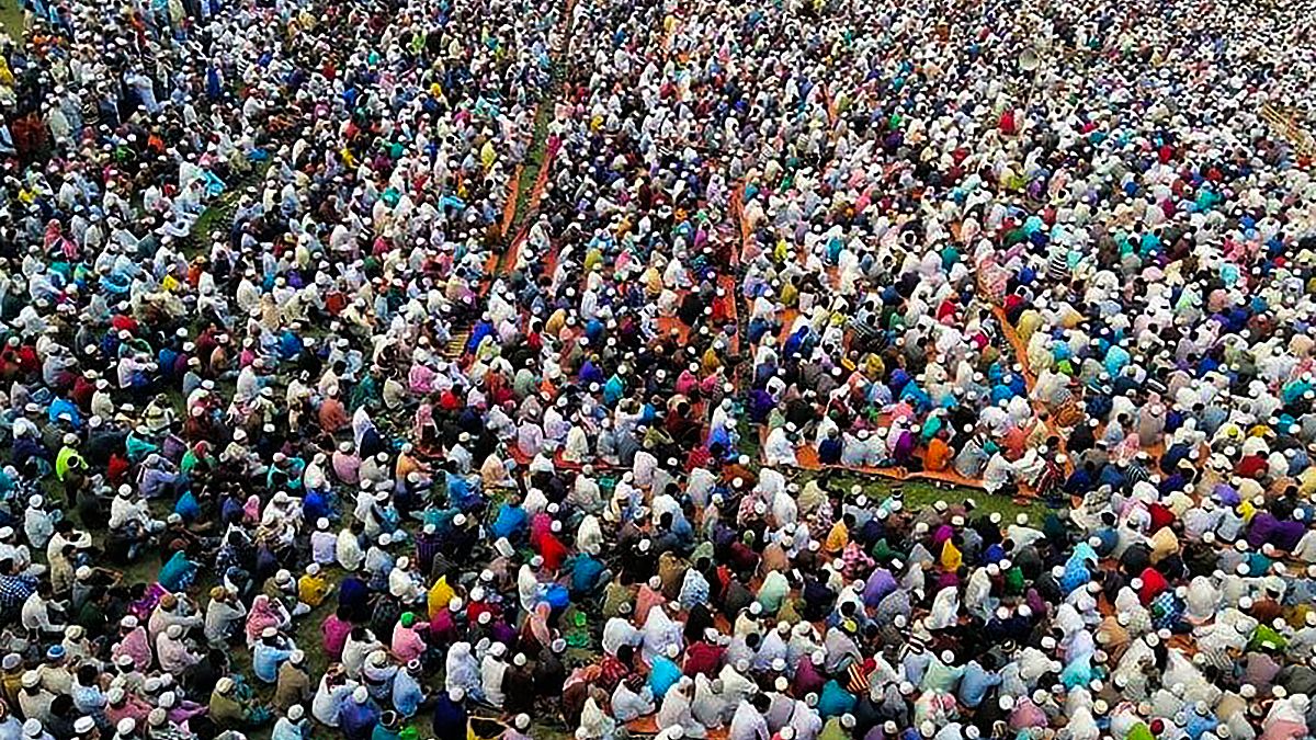 ذعر ورعب في بنغلاديش بعد أداء آلاف المسلمين صلاة لإنهاء كورونا 