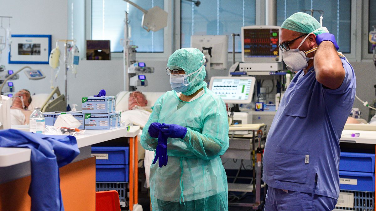 Des médecins de l'unité de soins intensifs de l'hôpital de Brescia, en Lombardie, le 17 mars 2020