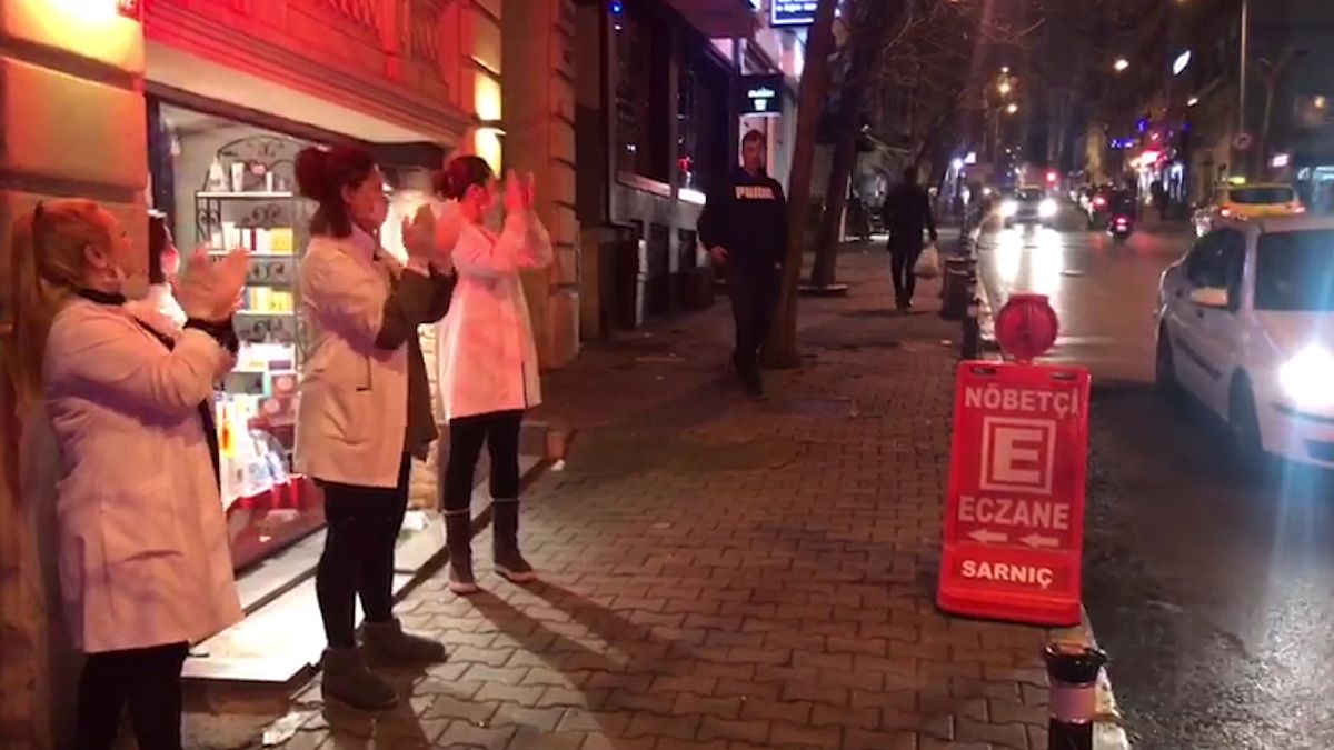 İstanbul sağlık çalışanlarını alkışladı