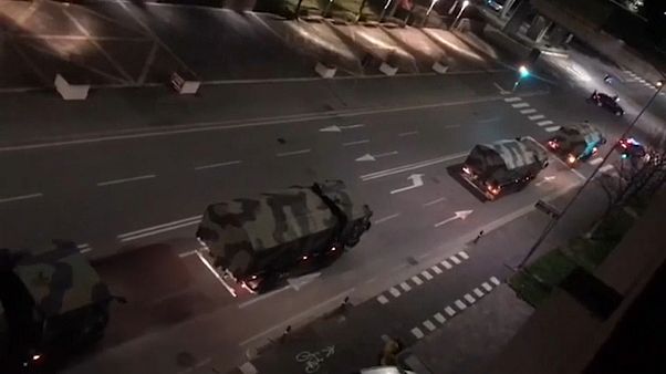 شاحنات عسكرية في طريقها إلى خارج بيرغامو، إحدى أكثر المدن تأثراً بالفيروس شاحنات عسكرية في طريقها إلى خارج بيرغامو، إحدى أكثر المدن تأثراً بالفيروس