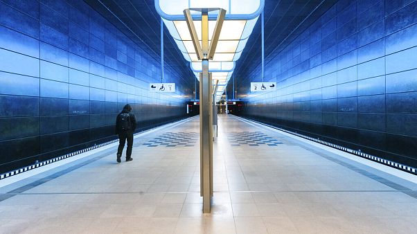 Kaum noch Fahrgäste: Eine leere U-Bahnstation in der Hamburger Hafencity Kaum noch Fahrgäste: Eine leere U-Bahnstation in der Hamburger Hafencity