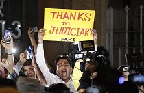 مردی در برابر زندان محل اعدام چهار محکوم هندی، پلاکارتی با مضمون «تشکر از اجرای عدالت» در درست دارد