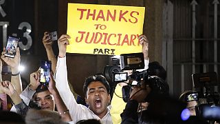 مردی در برابر زندان محل اعدام چهار محکوم هندی، پلاکارتی با مضمون «تشکر از اجرای عدالت» در درست دارد