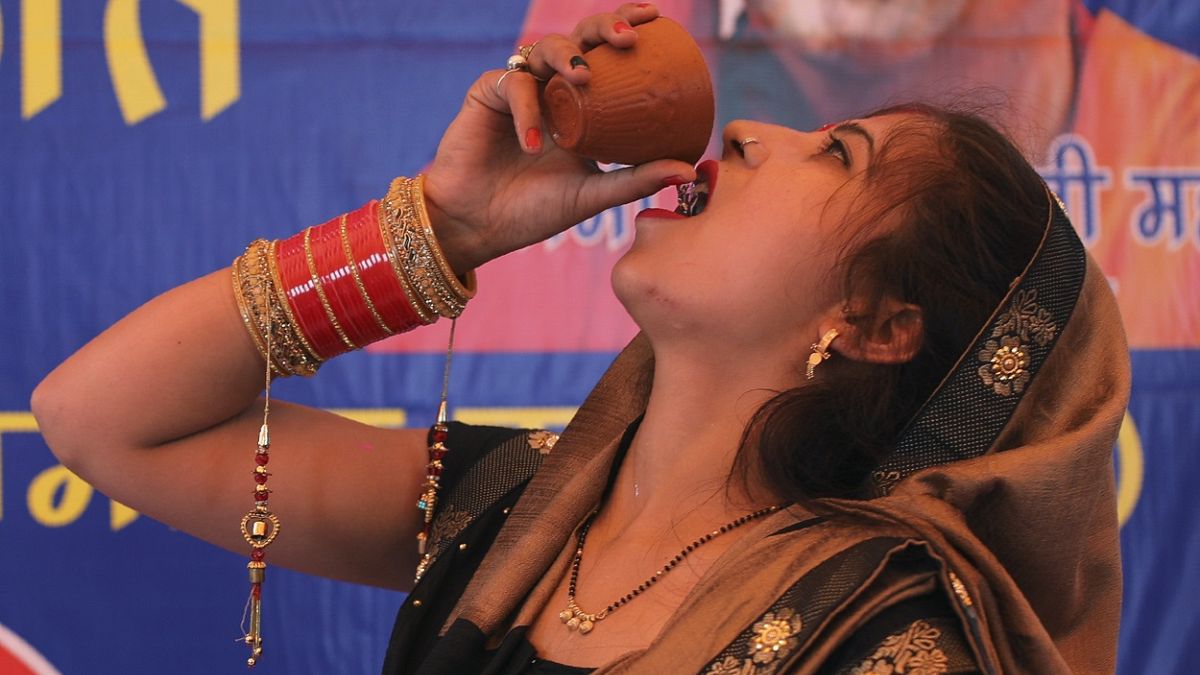 زن هندویی برای مقابله با ویروس کرونا ادرار گاو می‌نوشد. دهلی نو، ۱۴ مارس ۲۰۲۰