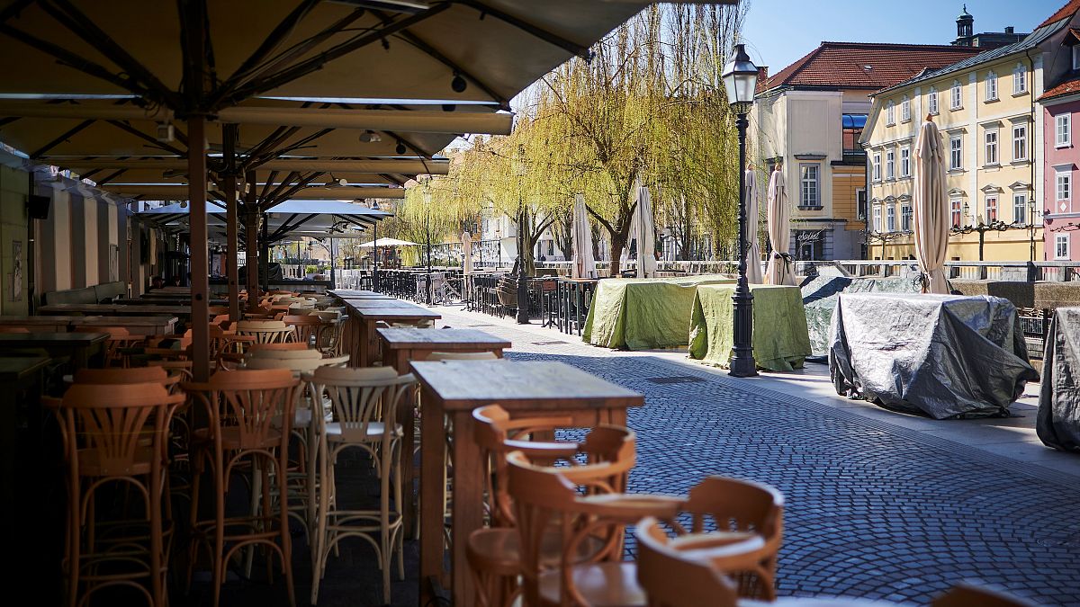 Üres vendéglátóhelyek Ljubljanában 