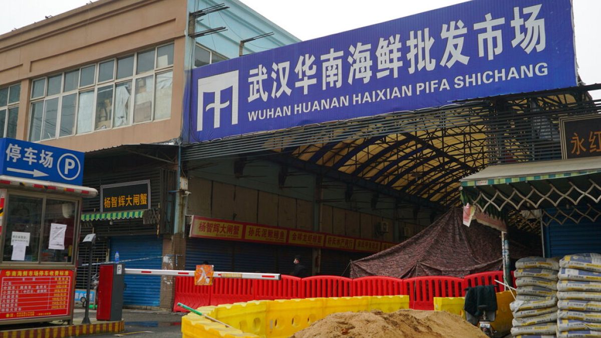 Covid-19'un dünyada ilk ortaya çıktığı yer olarak bilinen Çin'in Vuhan şehrindeki balık pazarı.