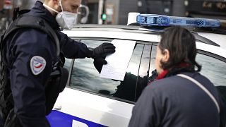 French police fine a woman breaking the conditions of the lockdown 