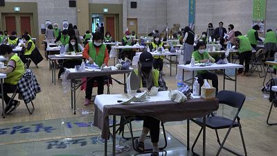 A toda máquina en una fábrica de mascarillas de Corea del Sur