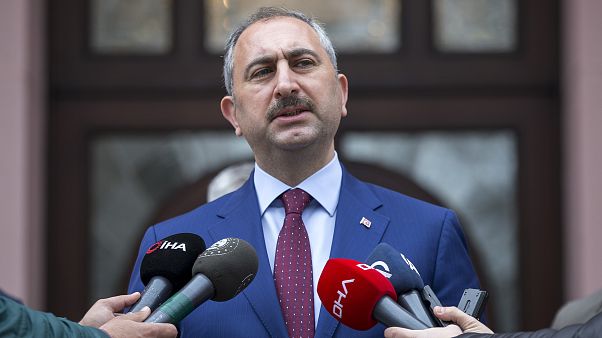 Adalet Bakanı Abdulhamit Gül, bakanlık binası önünde gazetecilerin sorularını yanıtladı Adalet Bakanı Abdulhamit Gül, bakanlık binası önünde gazetecilerin sorularını yanıtladı