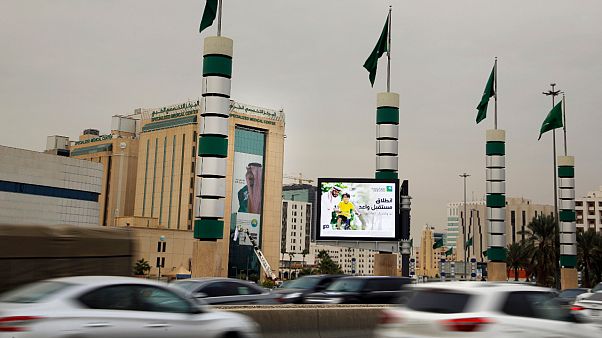 السعودية تعلق رحلات الطيران الداخلية ووسائل النقل العام والأجرة لأسبوعين بسبب كورونا السعودية تعلق رحلات الطيران الداخلية ووسائل النقل العام والأجرة لأسبوعين بسبب كورونا