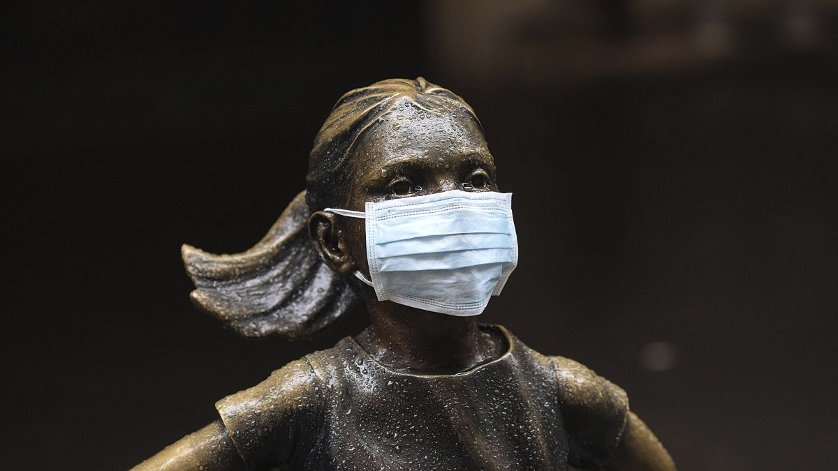 Estátua à porta da bolsa de Nova Iorque também "receia" a contaminação da economia