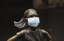 Estátua à porta da bolsa de Nova Iorque também "receia" a contaminação da economia