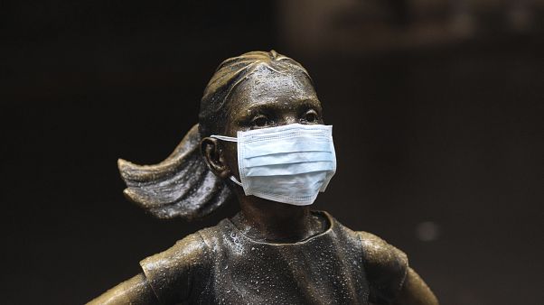 Estátua à porta da bolsa de Nova Iorque também "receia" a contaminação da economia Estátua à porta da bolsa de Nova Iorque também "receia" a contaminação da economia