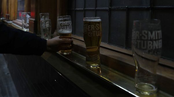 Reino Unido anuncia el cierre de restaurantes y lugares de ocio ante el aumento de casos en el país Reino Unido anuncia el cierre de restaurantes y lugares de ocio ante el aumento de casos en el país