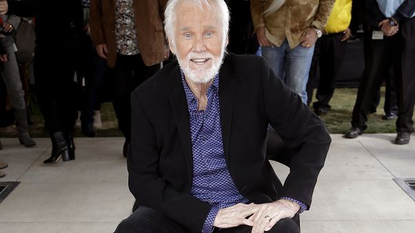 Meghalt a countryzene egyik legismertebb alakja, Kenny Rogers Meghalt a countryzene egyik legismertebb alakja, Kenny Rogers