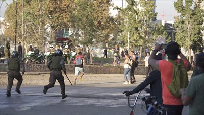 شاهد: قوات مكافحة الشغب تستخدم خراطيم المياه والغاز المسيل للدموع لتفريق محتجين في تشيلي