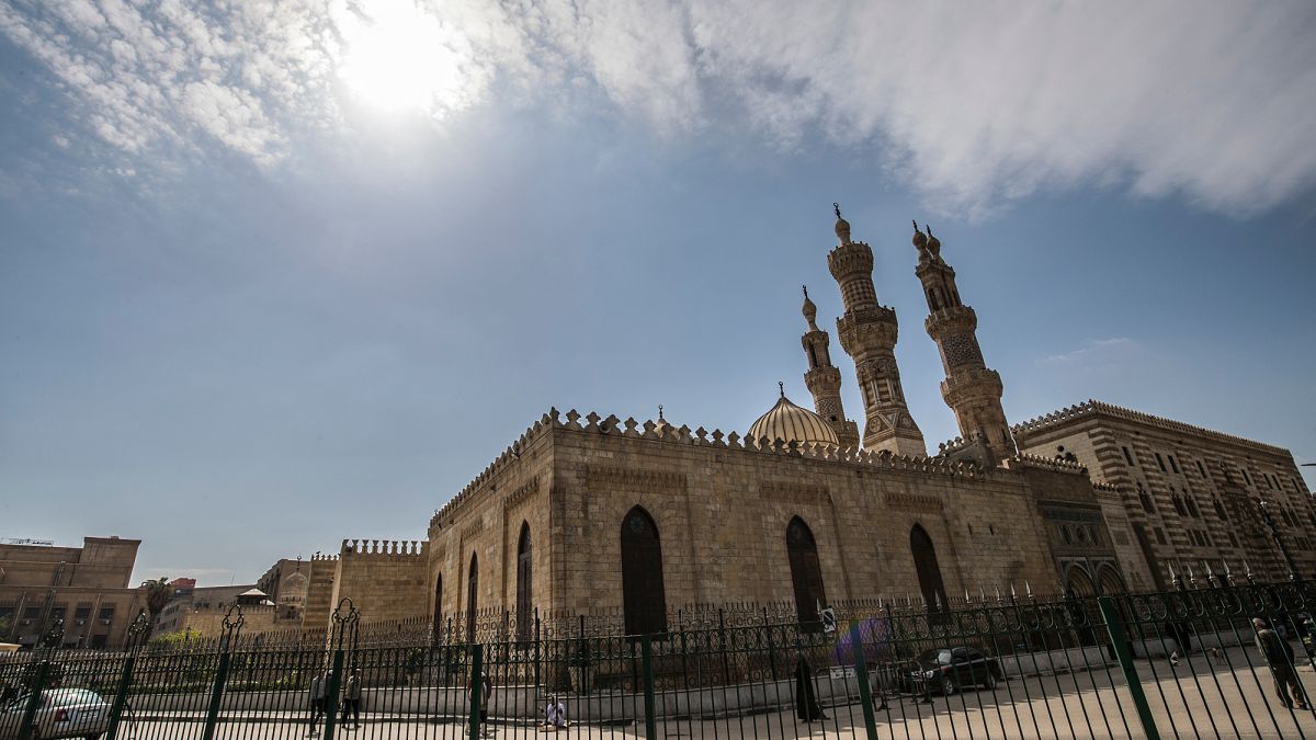 مصر: إغلاق المساجد والكنائس لمكافحة انتشار فيروس كورونا 
