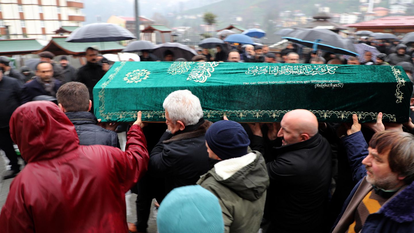 Saglik Bakanligi Covid 19 Hastaligindan Hayatini Kaybedenler Ceset Torbasi Ile Defnedilecek Euronews