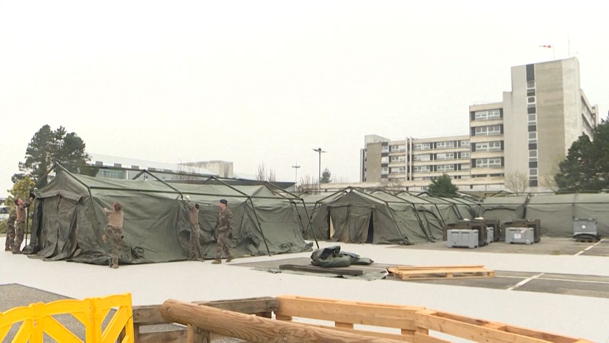 Militär baut Feldlazarett in Mulhouse