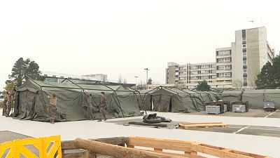 Militär baut Feldlazarett in Mulhouse