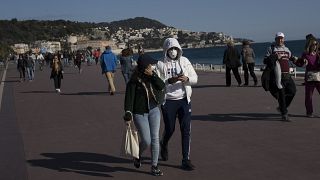 چند شهر فرانسه ماسک زدن را بدون دستور دولت اجباری می‌کنند