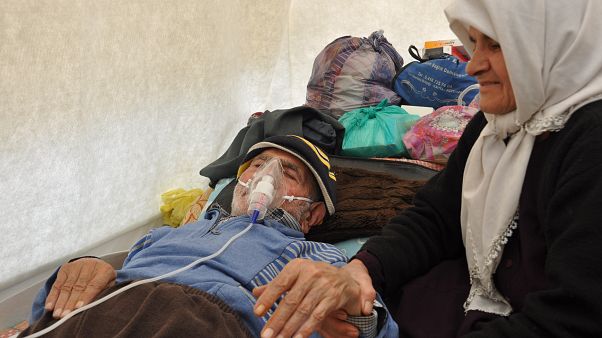 Adıyaman'da solunum cihazına bağlı yaşayan yaşlı bir kişi Adıyaman'da solunum cihazına bağlı yaşayan yaşlı bir kişi