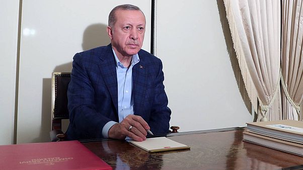 Erdoğan'dan 65 yaş üstü vatandaşlara çağrı: Dışarı çıkmayın evinizde oturun Erdoğan'dan 65 yaş üstü vatandaşlara çağrı: Dışarı çıkmayın evinizde oturun