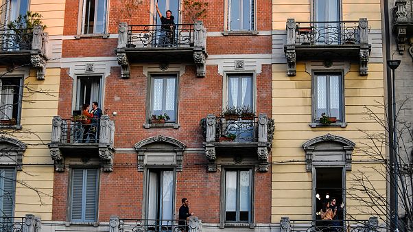 Türkiye'den sonra ABD'de de Covid-19 mücadelesinde sağlık çalışanları alkışlanıyor Türkiye'den sonra ABD'de de Covid-19 mücadelesinde sağlık çalışanları alkışlanıyor