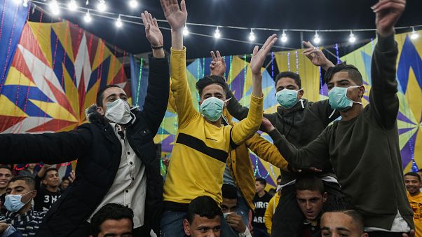شاهد: فلسطينيون يرقصون بالأقنعة الواقية في حفل زفاف بغزة والسلطات تغلق صالات الأفراح شاهد: فلسطينيون يرقصون بالأقنعة الواقية في حفل زفاف بغزة والسلطات تغلق صالات الأفراح