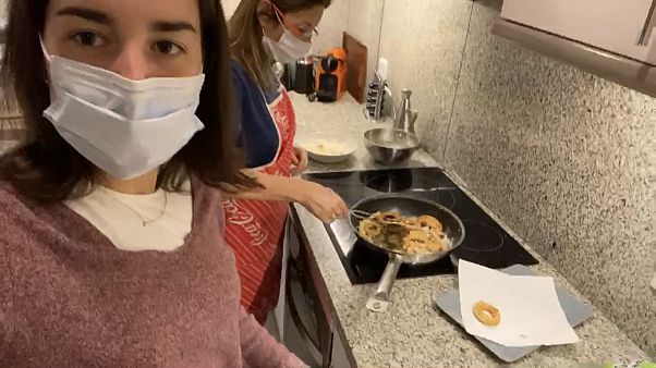 Paula, una enfermera infectada con coronavirus junto a su madre cocinando Paula, una enfermera infectada con coronavirus junto a su madre cocinando