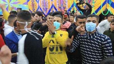 رقص فلسطینی‌ها با ماسک یک روز پیش از ممنوعیت برگزاری مجالس جمعی