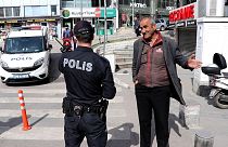Türkiye'de bazı yaşlı vatandaşlar, ekipler tarafından uyarılarak evlerine gönderildi.